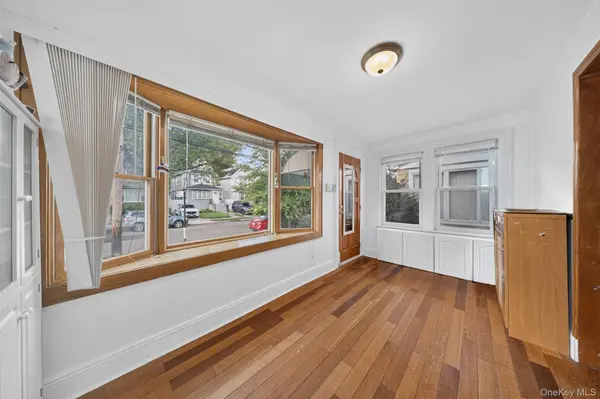 7129 Manse ST, Forest Hills, NY 11375