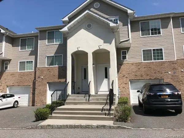 33 Stevens PL #33, Coram, NY 11727