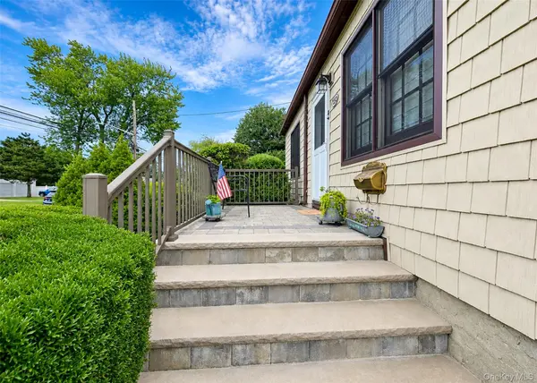 823 5th ST, West Babylon, NY 11704