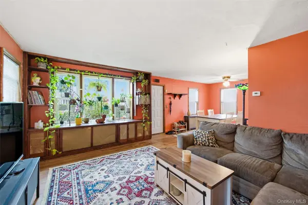 210 Greenlawn TER, Copiague, NY 11726