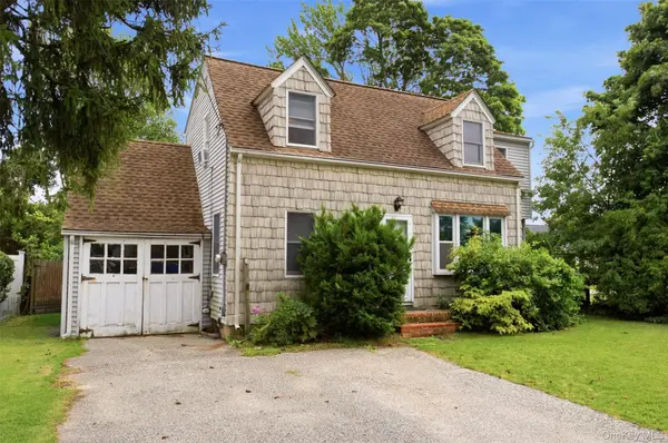 210 Greenlawn TER, Copiague, NY 11726
