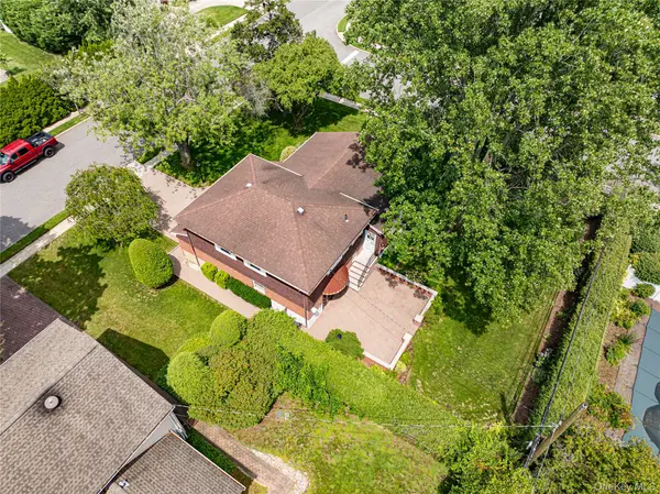 27 Ann DR, Syosset, NY 11791