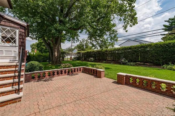 27 Ann DR, Syosset, NY 11791