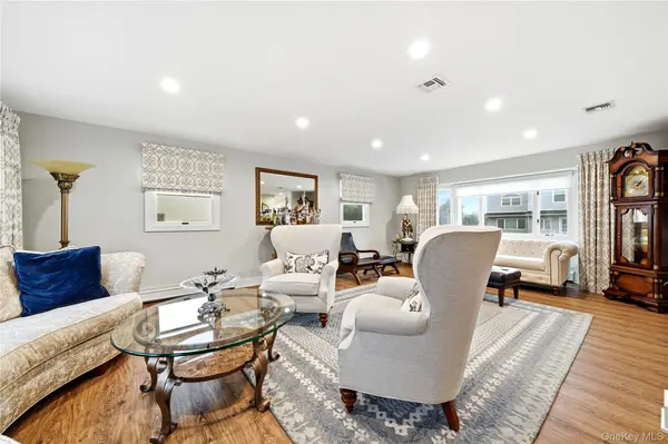 905 S 6th ST, Lindenhurst, NY 11757