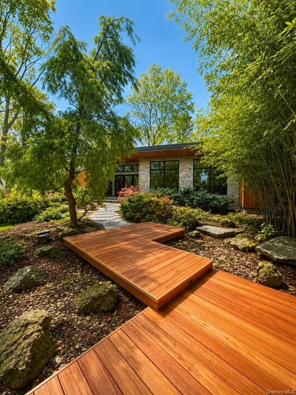 14 Tall Tree CT, Cold Spring Harbor, NY 11724