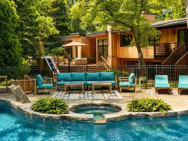 14 Tall Tree CT, Cold Spring Harbor, NY 11724