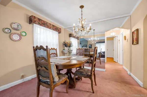 37 Maple DR, New Hyde Park, NY 11040