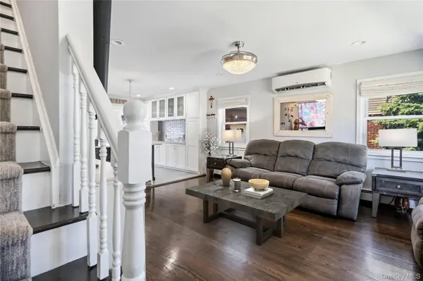 1005 Ferngate DR, Franklin Square, NY 11010