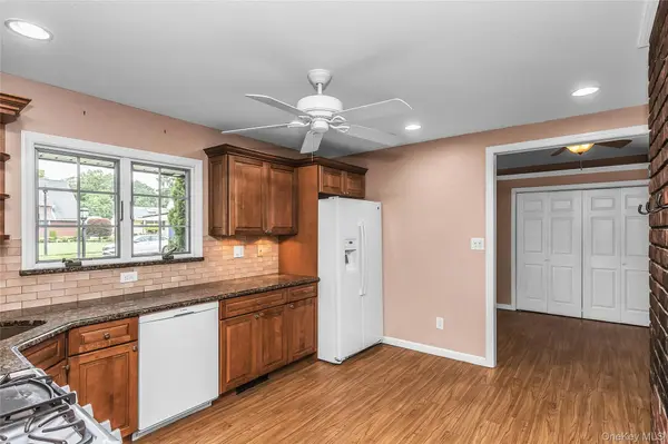 17 Giant LN, Levittown, NY 11756