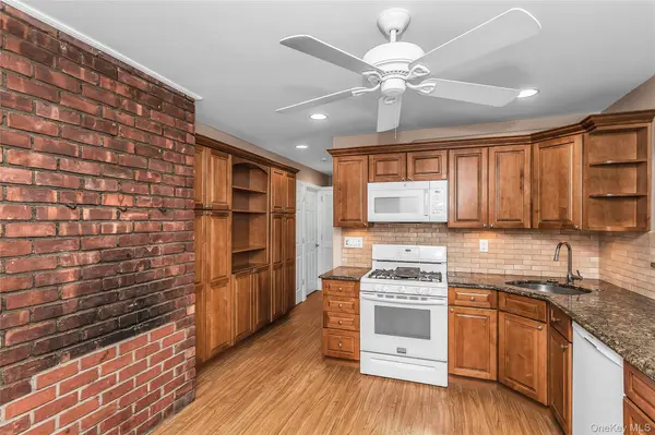 17 Giant LN, Levittown, NY 11756