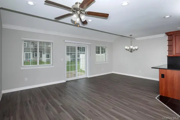 5000 Townhouse DR #5205, Coram, NY 11727