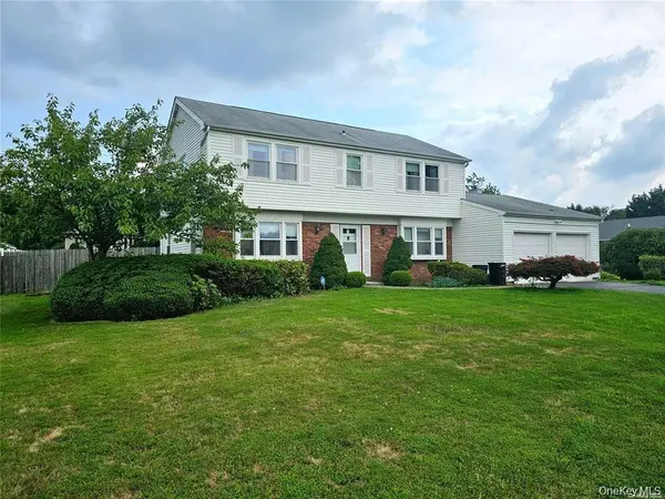 9 Maureen LN, Stony Brook, NY 11790
