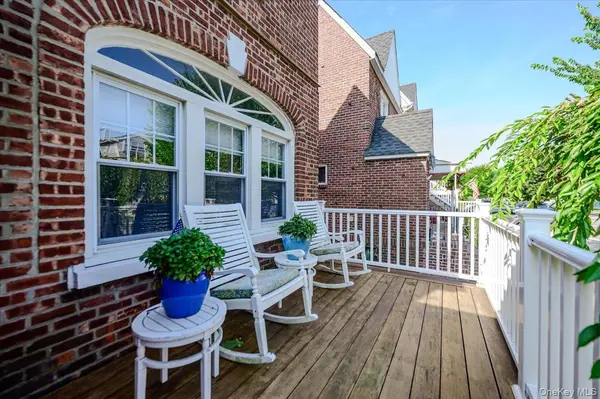 516 W Market ST, Long Beach, NY 11561