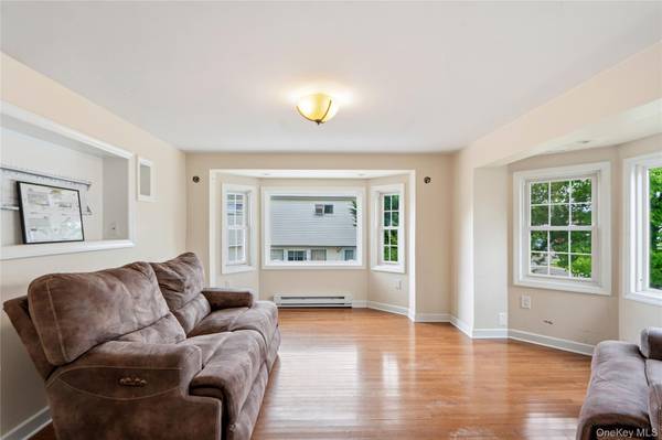 4 Wilshire CT, Freeport, NY 11520