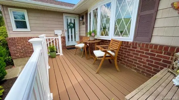 32 Taylor DR, Farmingdale, NY 11735