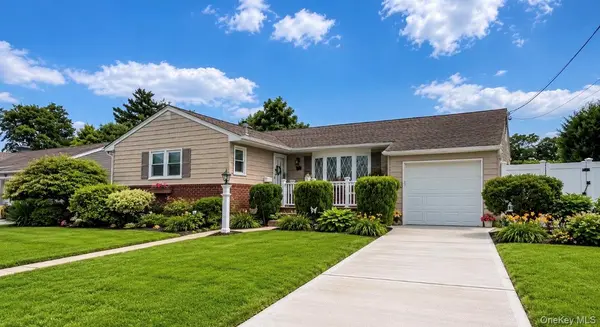 32 Taylor DR, Farmingdale, NY 11735