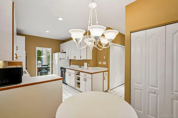 38 Woodlands DR, Tuxedo Park, NY 10987