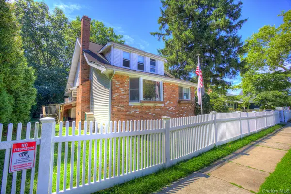 81 Notre Dame AVE, Hicksville, NY 11801