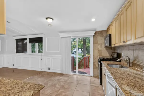 14 Branch LN, East Setauket, NY 11733