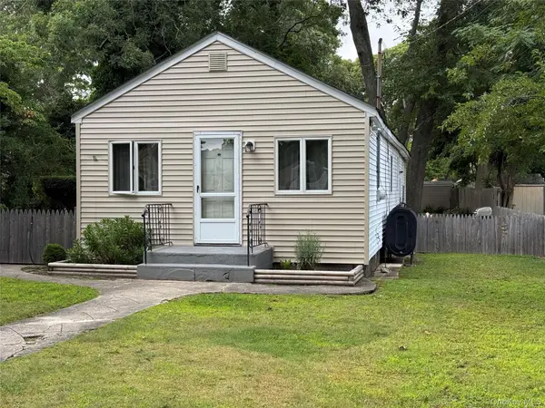 29 Maplewood AVE, Selden, NY 11784