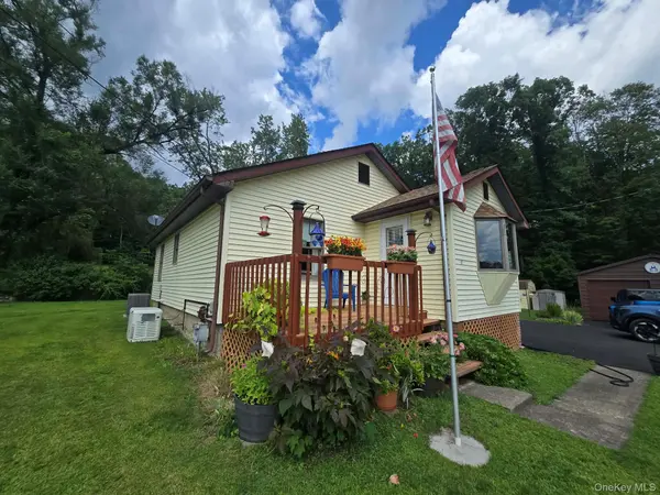 17 Green LN, Slate Hill, NY 10973