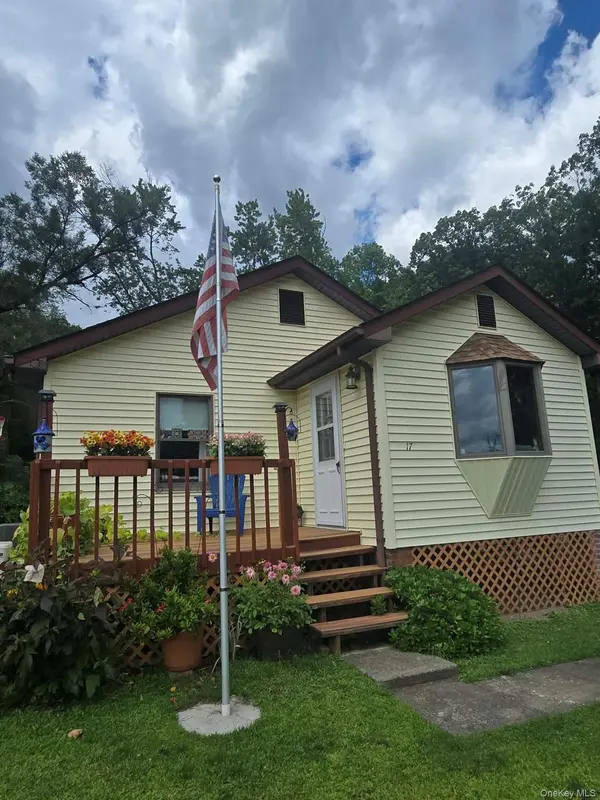 17 Green LN, Slate Hill, NY 10973