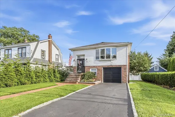 16 Netz PL, Albertson, NY 11507