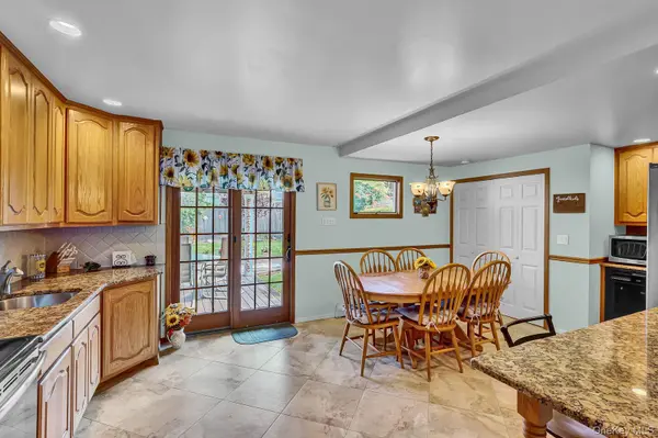 24 Seaton ST, Massapequa, NY 11758