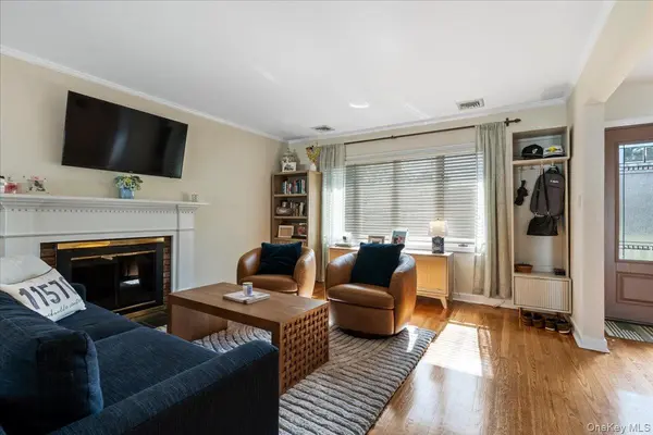 1321 Surrey LN, Rockville Centre, NY 11570