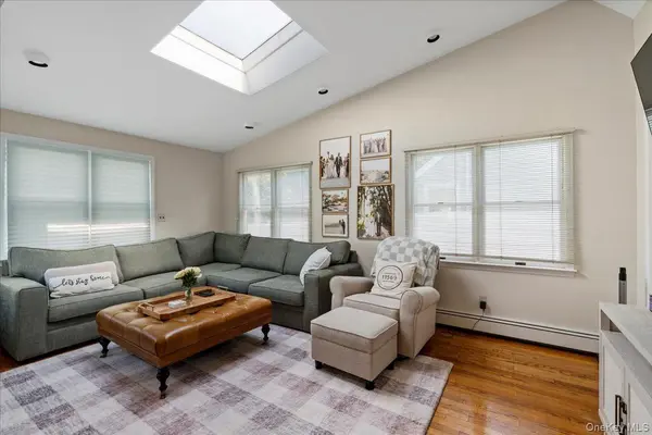 1321 Surrey LN, Rockville Centre, NY 11570