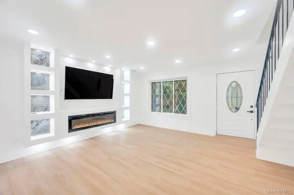 6 Amesworth CT, Middle Island, NY 11953