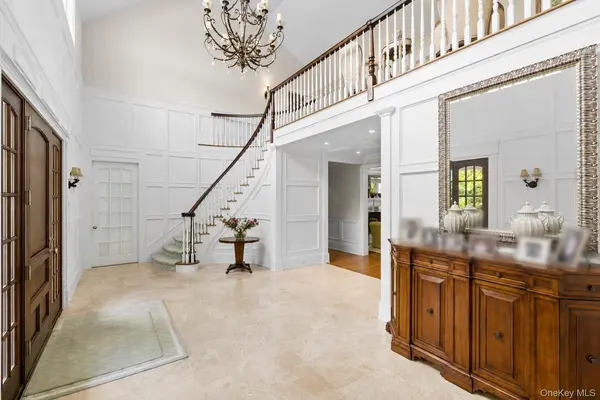 19 Jagger LN, Westhampton, NY 11977