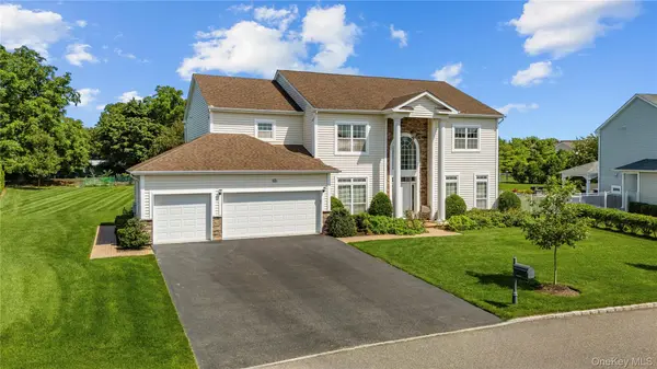 29 Hamlet Woods DR, Saint James, NY 11780