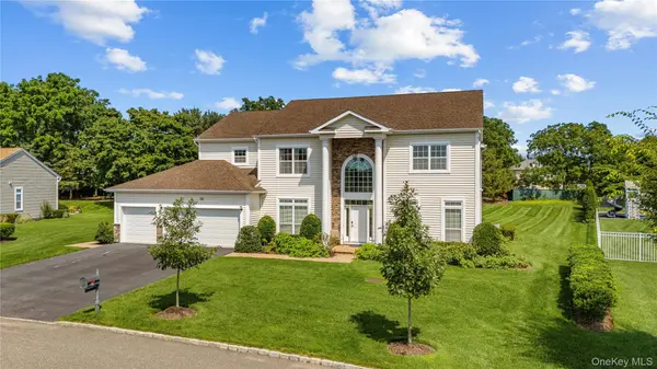 29 Hamlet Woods DR, Saint James, NY 11780