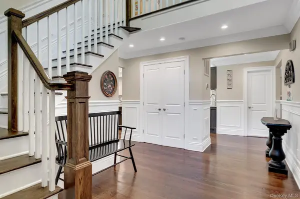 4 Jason CT, Dix Hills, NY 11746