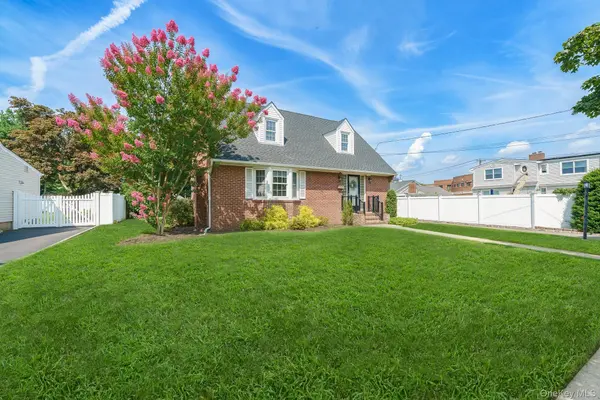 228 Van Cott AVE, Farmingdale, NY 11735
