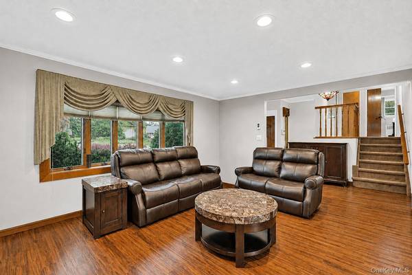 5 Cranberry LN, Plainview, NY 11803