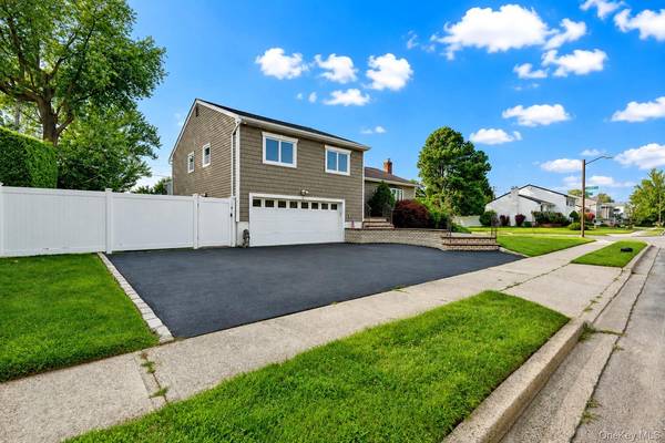 5 Cranberry LN, Plainview, NY 11803