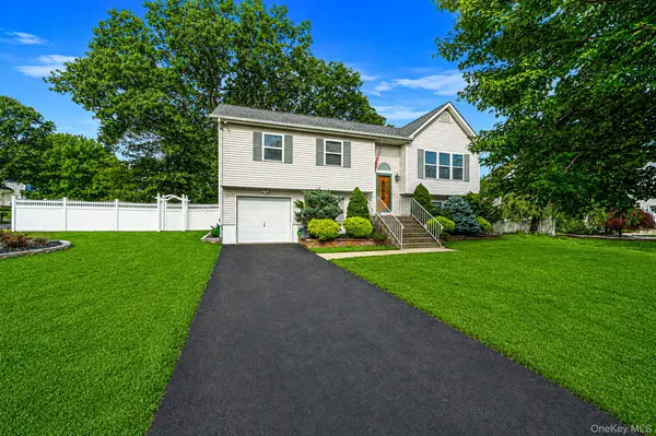 20 Nicole LN, Coram, NY 11727