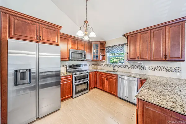 20 Nicole LN, Coram, NY 11727