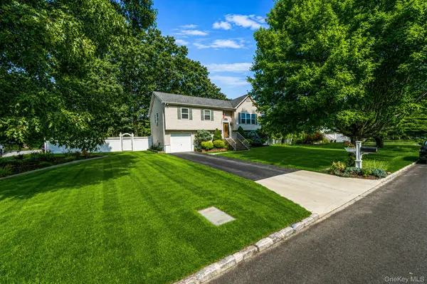 20 Nicole LN, Coram, NY 11727