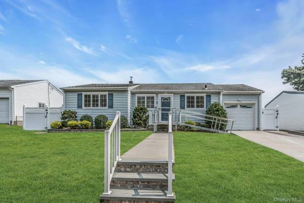 8 Gerhard RD, Plainview, NY 11803