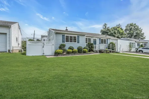 8 Gerhard RD, Plainview, NY 11803