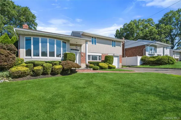 19 Jody LN, Plainview, NY 11803