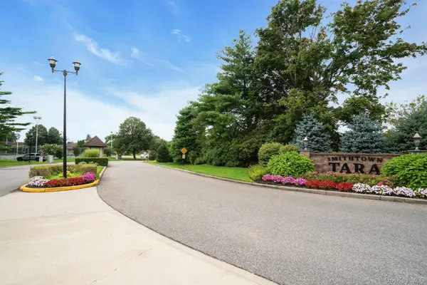 121 Scarlett DR, Commack, NY 11725