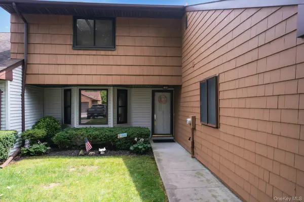121 Scarlett DR, Commack, NY 11725