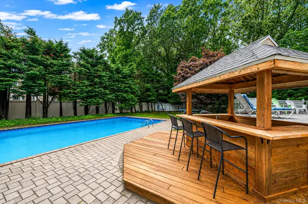 8 Old Orchard CT, Rocky Point, NY 11778