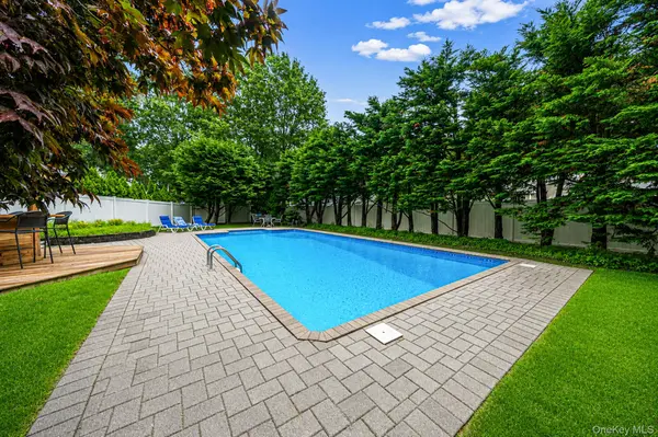 8 Old Orchard CT, Rocky Point, NY 11778