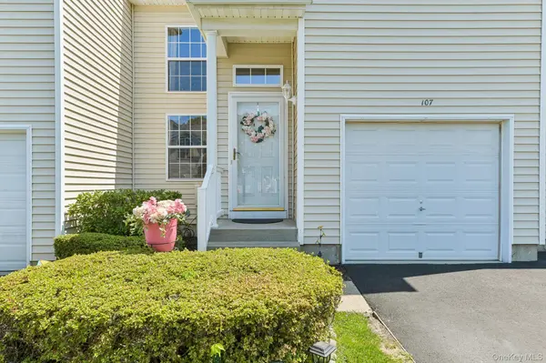 107 Kettles LN, Medford, NY 11763