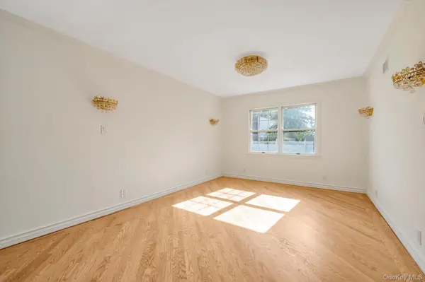 78-14 271st ST, New Hyde Park, NY 11040